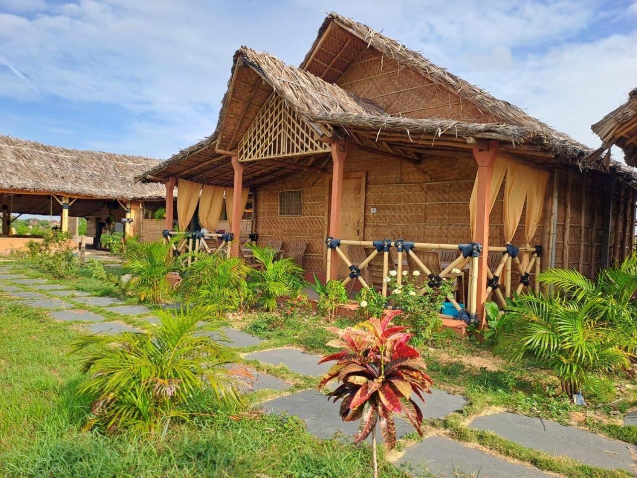 Hampi Rasta Cafe Hotel Eksteriør billede