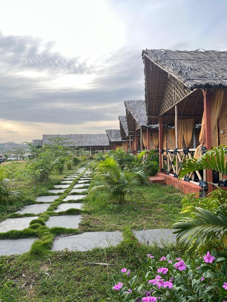 Hampi Rasta Cafe Hotel Eksteriør billede